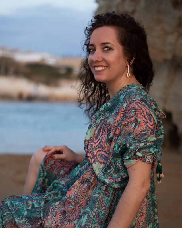 charlotte-koerner-pfalz Charlotte Körner am Strand in die Kamera schauend, in einem grünen Kleid.
